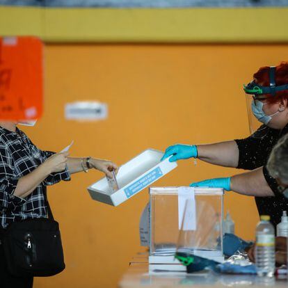 Una mujer vota en las elecciones autonómicas gallegas, en un colegio de Burela. 