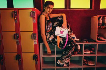Kaia Gerber pone rostro a los nuevos bolsos Twist de Louis Vuitton.