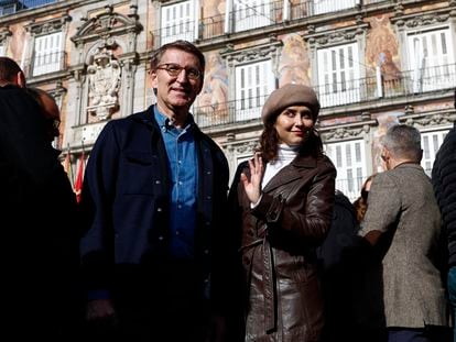 El presidente del PP, Alberto Núñez Feijóo, acompañado por la presidenta de la Comunidad de Madrid y del PP madrileño, Isabel Díaz Ayuso, este domingo en la Plaza Mayor de Madrid.