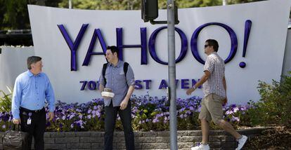 Tres hombres delante de un logo de Yahoo en su sede central de Sunvalley, en California