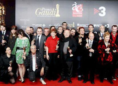 Foto de familia de los vencedores tras la gala de los premios de Gaudí.