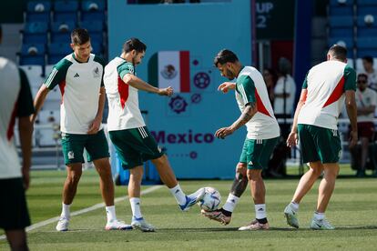 Jugadores de la selección mexicana, durante un entrenamiento en Qatar.