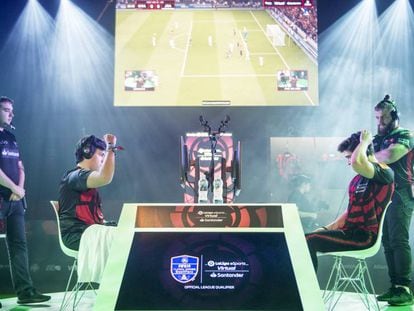 Gravesen celebra su victoria en el segundo torneo de la Virtual LaLiga eSports Santander en Barcelona.