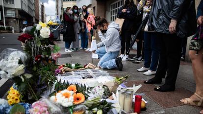 Altar espontáneo en La Coruña en el lugar donde Samuel Luiz recibió el golpe fatal.