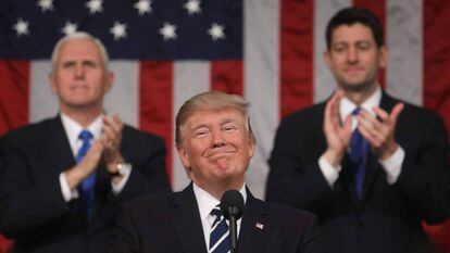 Trump, y detrás Mike Pence y Paul Ryan, en marzo de 2017.