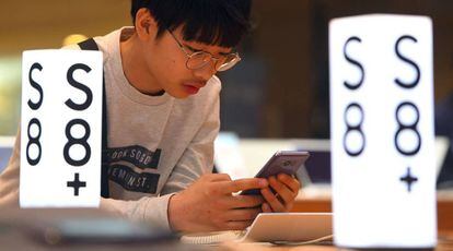 Un cliente surcoreano prueba el Galaxy S8 en la sede de Samsung. 