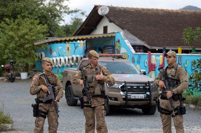 Las fuerzas de seguridad montan guardia frente al preescolar privado donde un atacante mató a cuatro niños con un arma blanca, en Blumenau, Estado de Santa Catarina, en el sur de Brasil, el 5 de abril de 2023. 