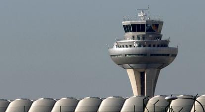 Torre de control del aeropuerto de Barajas en Madrid.