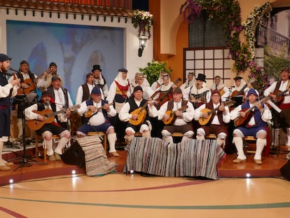 La Agrupación Folclórica Alfaguara (de La Palma), durante la grabación de 'Tenderete' en abril de 2019.