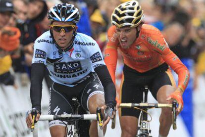 Alberto Contador y Samuel Sánchez, durante la etapa de hoy.