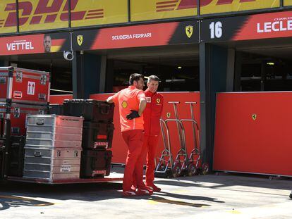 Miembros del equipo Ferrari en el circuito de Albert Park (Australia).