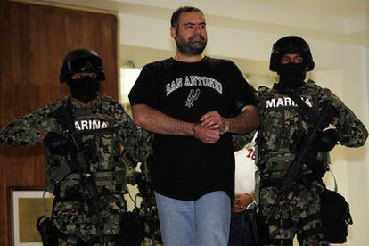El narcotraficante Sergio Villarreal, escoltado por militares, ayer en Ciudad de México.
