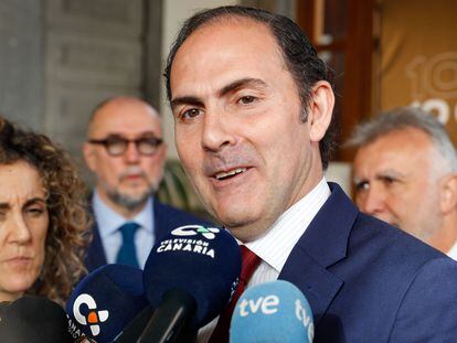 El presidente de Iberia, Javier Sánchez, atiende a los medios de comunicación tras reunirse este viernes con el presidente de Canarias, Ángel Víctor Torres, antes del aniversario de la revista Forbes en España.