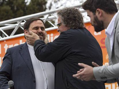 Joan Tard&agrave; saluda afectuosamente a Junqueras, este s&aacute;bado, en Gav&agrave; 