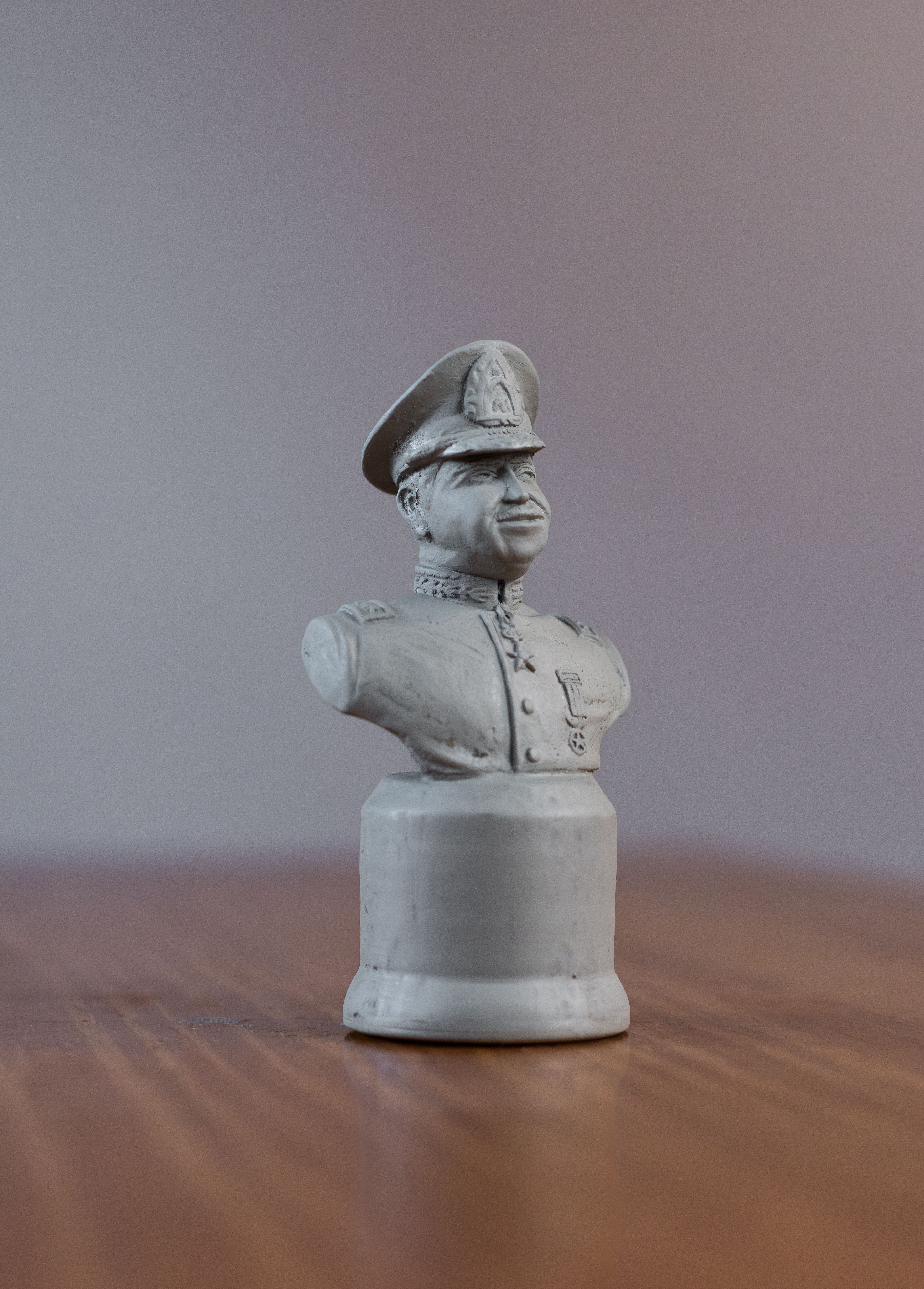 Un busto en miniatura de Pinochet esculpido por Santis.