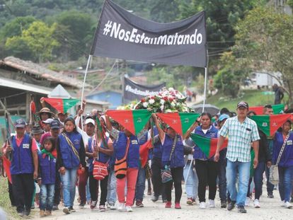 Un grupo de indígenas durante una protesta en Cauca.