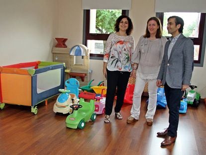 El conselleiro de Pol&iacute;tica Social, Jos&eacute; Manuel Rey Varela, a la derecha, durante una visita al Punto de Atenci&oacute;n &aacute; Infancia de Boimorto.