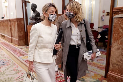 A la izquierda, la vicepresidenta tercera y ministra de Trabajo, Yolanda Díaz, en el Congreso de los Diputados.