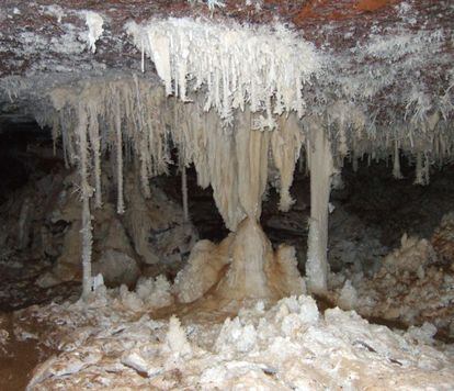 Caprichosas formaciones en el interior de la cueva de Castañar.