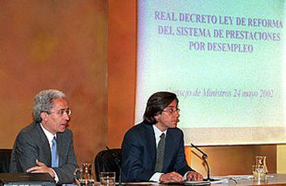 El ministro de Trabajo (izquierda), junto a Pío Cabanillas, ayer tras el Consejo de Ministros.