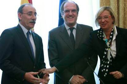 El nuevo secretario de Estado de Educación y Formación, Mario Bedera (a la izquierda), durante su toma de posesión, junto a su antecesora, Eva Almunia, y al ministro Ángel Gabilondo.