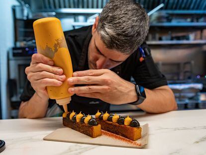 Preparación de las patatas bravas del restaurante La Mundana en el barrio de Sants de Barcelona.