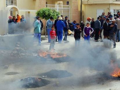 Manifestantes tunecinos queman neum&aacute;ticos este martes en Kasserine. 