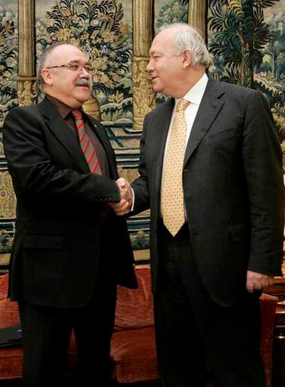 Carod y Moratinos, al inicio de la reunión.