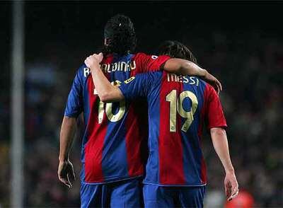 Ronaldinho y Messi, al término del clásico del sábado pasado en el Camp Nou.