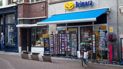 Una tienda de revistas y cigarrillos en Zutphen, Países Bajos.