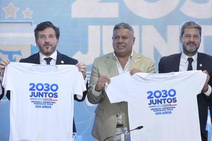 El presidente de la Confederación Sudamericana de Futbol, Alejandro Domínguez, el presidente de la Asociación Argentina de Fútbol, Claudio Tapia, y el ministro de Deportes de Argentina, Matías Lammens, este martes tras el anuncio en Buenos Aires.