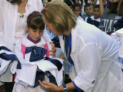 La ministra de Educaci&oacute;n de Uruguay entrega materiales escolares a una ni&ntilde;a durante la celebraci&oacute;n del inicio del a&ntilde;o escolar, en Montevideo.