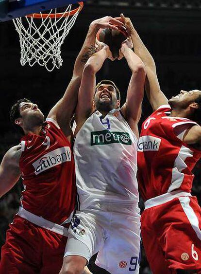 Doble tapón a Reyes de Bourousis (a la izquierda) y Childress.