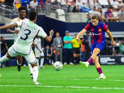 Fermín López dispara a gol en el clásico entre Barcelona y Real Madrid en Dallas (EE UU).