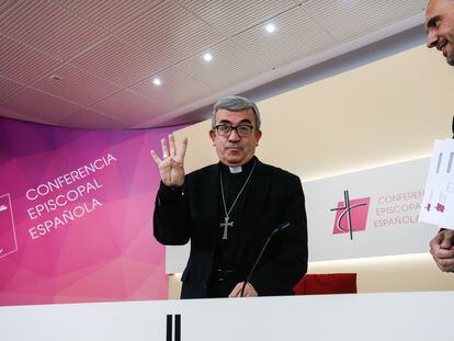 El secretario general de los obispos, Luis Argüello, durante la rueda de prensa de este viernes.