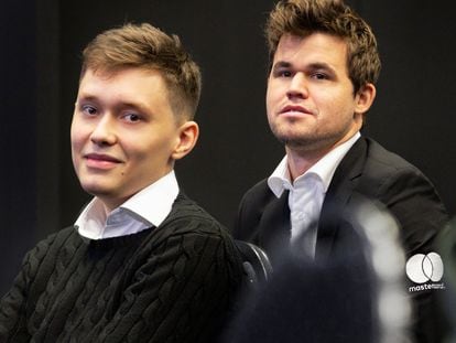 Andréi Yesipenko (izquierda) y Magnus Carlsen, este viernes durante la ceremonia de inauguración en Wijk aan Zee