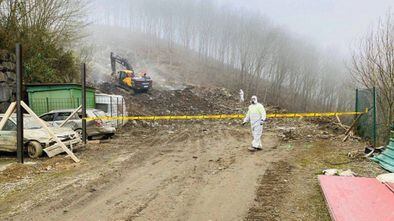 Los operarios trabajan en la pista de acceso del vertedero de Zaldibar (Bizkaia). En vídeo, hoy se retoman las tareas de búsqueda en el vertedero de Zaldibar tras localizar restos óseos.