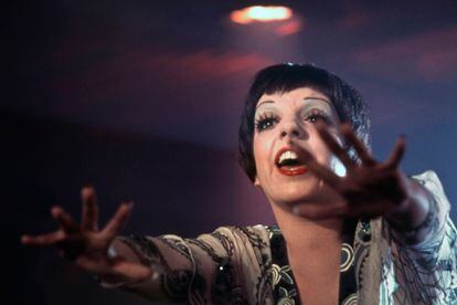 Liza Minnelli en Cabaret
La actriz se reivindicó a sí misma como más que la hija de Julie Andrews en esta película. Ayudó su pelo, con un flequillo en punta y una especie de casco alrededor. Para las más atrevidas, se puede llevar con las puntas de atrás elevadas como en el número Mein Herr.