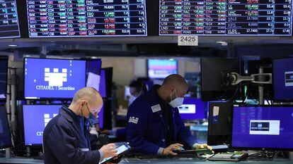 Dos operadores bursátiles, el martes en el parqué de Wall Street (Nueva York).