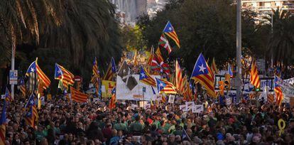 Milers de persones es manifesten a Barcelona per exigir la llibertat dels presidents de l'ANC i Òmnium Cultural, Jordi Sànchez i Jordi Cuixart, i dels vuit exconsellers que romanen a la presó. En la imatge, ambient de la manifestació al carrer Marina de Barcelona.