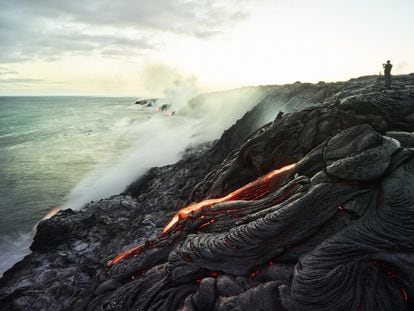 Volcán en la Isla Grande, Hawái.