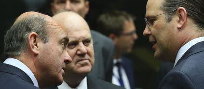 El ministro español de Economía, Luis de Guindos, junto a su homólogo irlandés, Michael Noonan, y el sueco, Anders Borg, en el Ecofin.