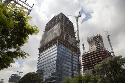 Construcciones de edificios comerciales en São Paulo.