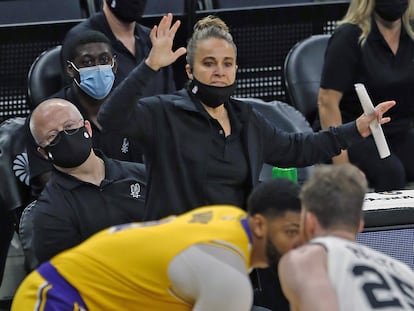 Becky Hammon, durante una acción del partido entre los Lakers y los Spurs.