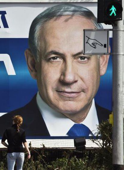 Un cartel electoral de Netanyahu, este lunes en Tel Aviv.