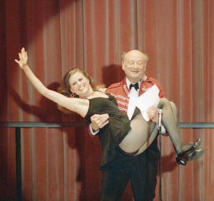 Koch con la bailarina Ann Reinking, en 1987.
