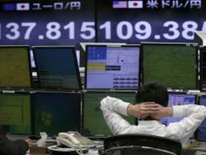 Un empleado de la Bolsa de Tokio observa los monitores de cotizaci&oacute;n.