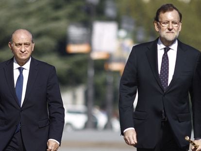 El entonces ministro del Interior, Jorge Fernández Díaz, y el presidente del Gobierno, Mariano Rajoy, presiden un acto de la Guardia Civil, en noviembre de 2015.