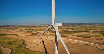 Aerogenerador de última generación instalado en el parque eólico Delta, en Aragón