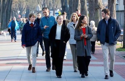 Iñaki Urdangarin y Cristina de Borbón con sus hijos Pablo Nicolás (al fondo), Miguel (a la izquierda de su padre), Irene y Juan Valentín (en primera fila) con un familiar en Vitoria, el pasado diciembre.